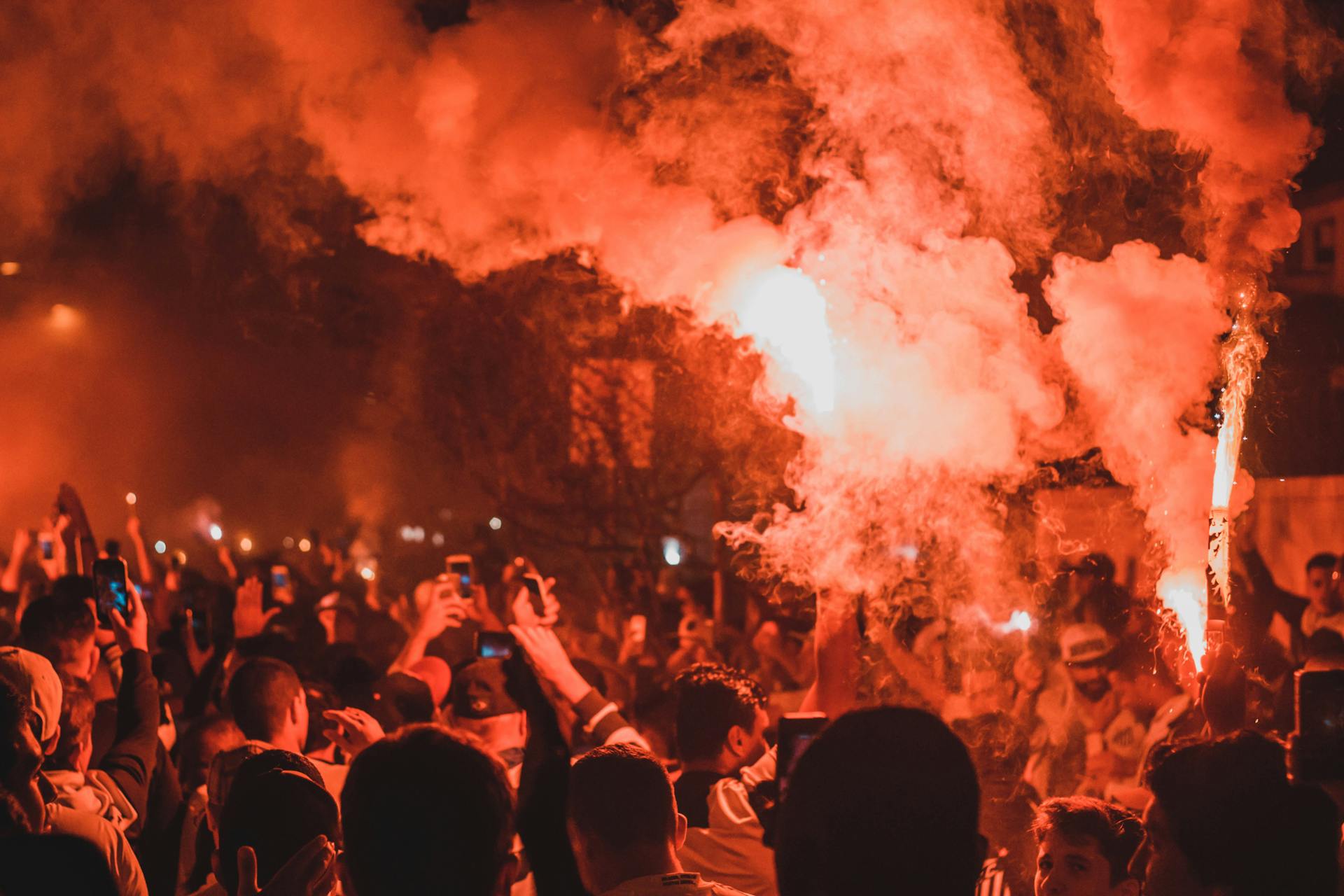 Αστυνομικές δυνάμεις στην Ισλαμαμπάντ μπροστά από αποκλεισμένους δρόμους, ενώ υποστηρικτές του Ιμράν Καν διαδηλώνουν για την απελευθέρωσή του.