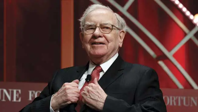 Ο Warren Buffett χαμογελά σε μια συνέντευξη, δείχνοντας τη φιλοσοφία του για τη διανομή της τεράστιας περιουσίας του και τη φιλανθρωπία του.